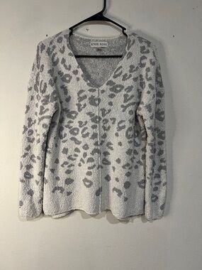 Knox Rose Cream and Gray Leopard V-Neck Pullover